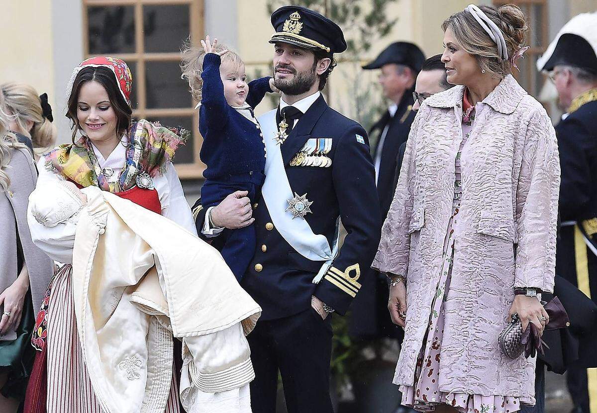 Was wäre ein Jahr ohne Baby-Nachrichten aus dem schwedischen Königshaus? Im August 2017 kam das zweite Kind von Prinz Carl Philip und Prinzessin Sofia (l.) zur Welt - Prinz Gabriel Carl Walther, Herzog von Dalarna. Sein älterer Bruder Prinz Alexander (M.) feierte im April den ersten Geburtstag. Und seine Tante Prinzessin Madeleine (r.) verkündete im August ihre dritte Schwangerschaft - sie und ihr britischer Ehemann Christopher O'Neill sowie die großen Geschwister Prinzessin Leonore (3) und Prinz Nicolas (2) freuen sich auf ein Baby im Frühling 2018.