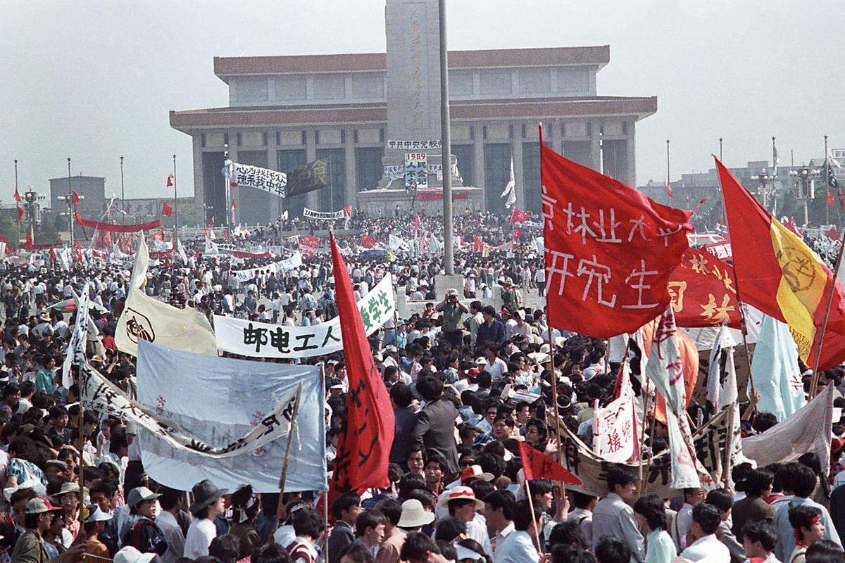 Am 13. Mai beginnen Studenten auf dem Tiananmen-Platz einen Hungerstreik. Parteichef Zhao Ziyang bittet sie unter Tränen, den Aufstand zu beenden. Das Regime reagiert blitzartig: Zhao verliert all seine Ämter, bis zu seinem Tod 2005 steht er unter Hausarrest. Am 20. Mai verhängt die kommunistische Partei über Teile Pekings das Kriegsrecht, 250.000 Soldaten werden um die Hauptstadt zusammengezogen.
