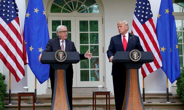 Juncker und Trump vor der (ausgewälhlten) Presse. 