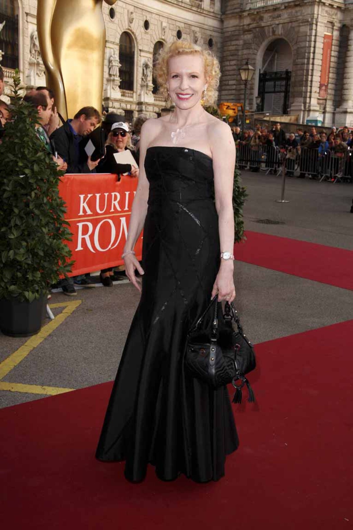 Ganz klassisch präsentierte sich Sunnyi Melles den Fotografen in einer schwarzen Robe von Akris.