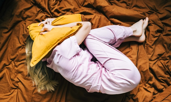 Schmerzhafte Migräneanfälle können tagelang andauern und zu hoher Lichtempfindlichkeit führen.