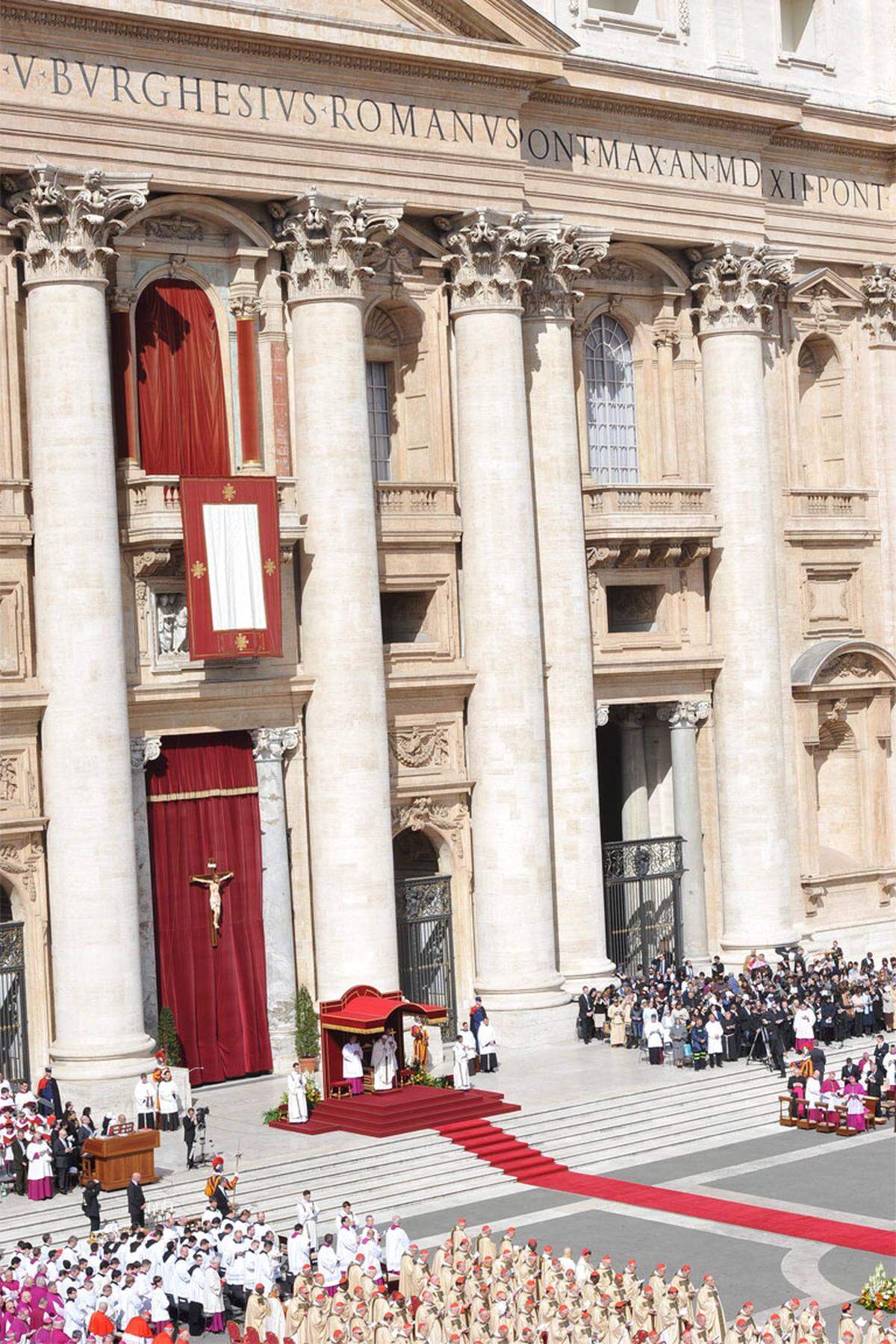Die Messe wurde von 180 Kardinälen und Bischöfen mitzelebriert. Der Pontifex trug eine einfache weiße Soutane.