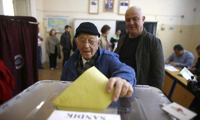 Ein Mann bei der Abstimmung in einem türkischen Wahllokal.