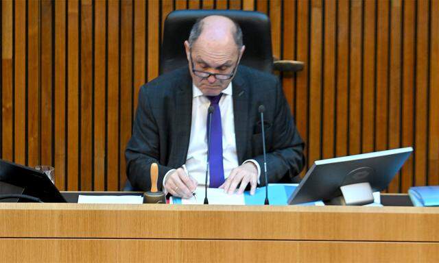 Nationalratspräsident Wolfgang Sobotka (ÖVP) stellte um 10.34 Uhr "ausdrücklich" die Beendigung des U-Ausschusses fest.
