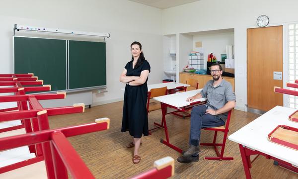 Der Klassenraum bleibt über den Sommer leer, für Linda Isakoska und Roman Scharner sind die Ferien auch Reflexionszeit.
