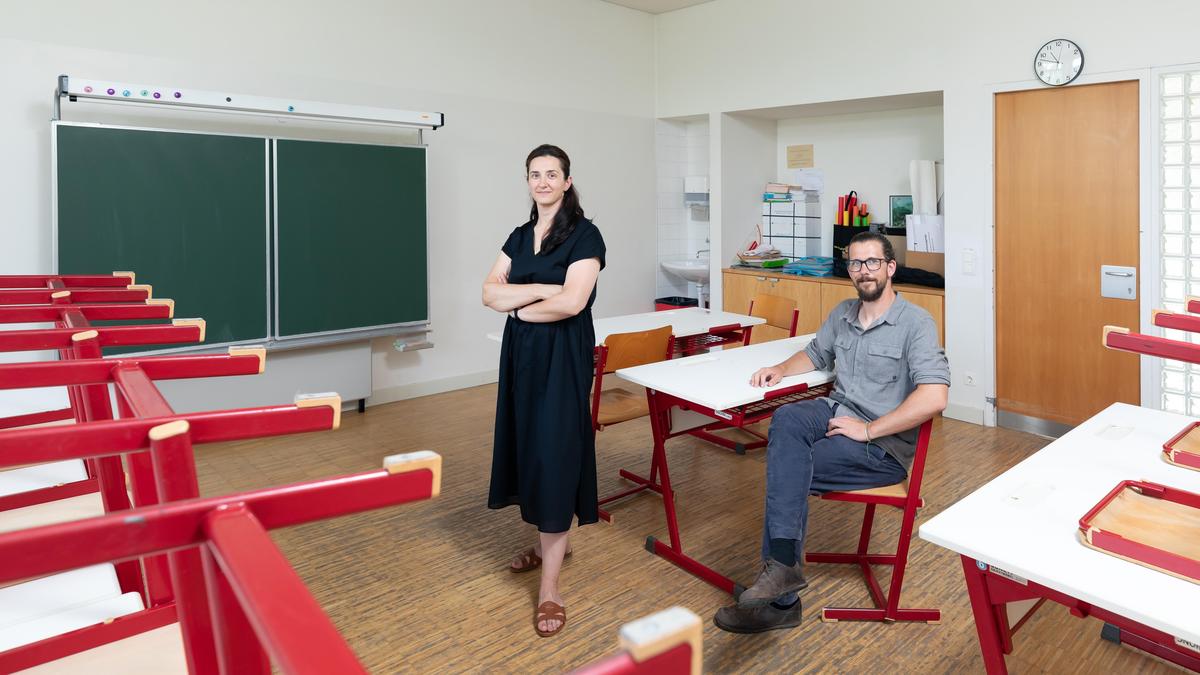 Der Klassenraum bleibt über den Sommer leer, für Linda Isakoska und Roman Scharner sind die Ferien auch Reflexionszeit.