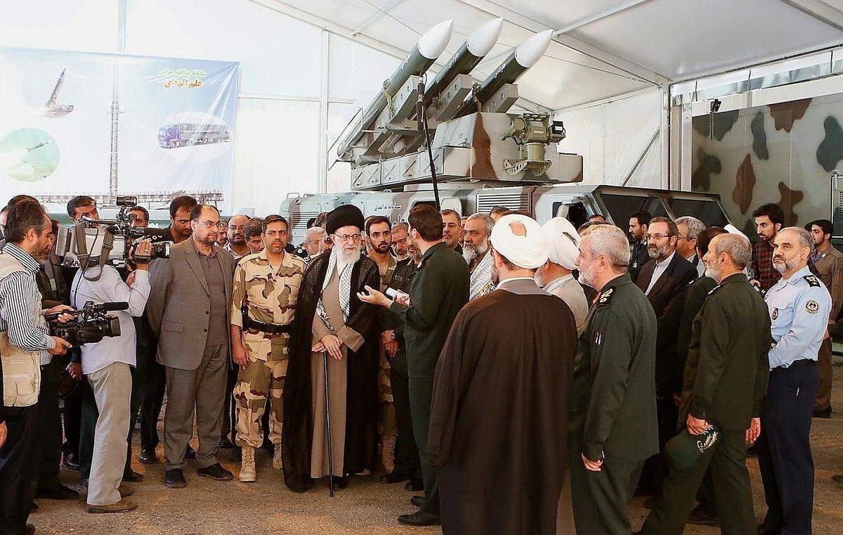 Kurz vor der dieswöchigen neuen Verhandlungsrunde in Wien im Zuge des jahrelangen Streits um das iranische Atomprogramm bewies der "Gottesstaat" Sinn für interessantes Timing und zeigte am 11. Mai in einer großen Schau, was das Militär denn so alles an Raketenwaffen besitzt. Selbstverständlich schaute auch das geistliche Oberhaupt des Landes, Ayatollah Ali Khamenei, auf einen Sprung vorbei (siehe im Bild Mitte). Im Hintergrund ist ein "Raad"-Luftabwehrsystem zu sehen. VON WOLFGANG GREBER