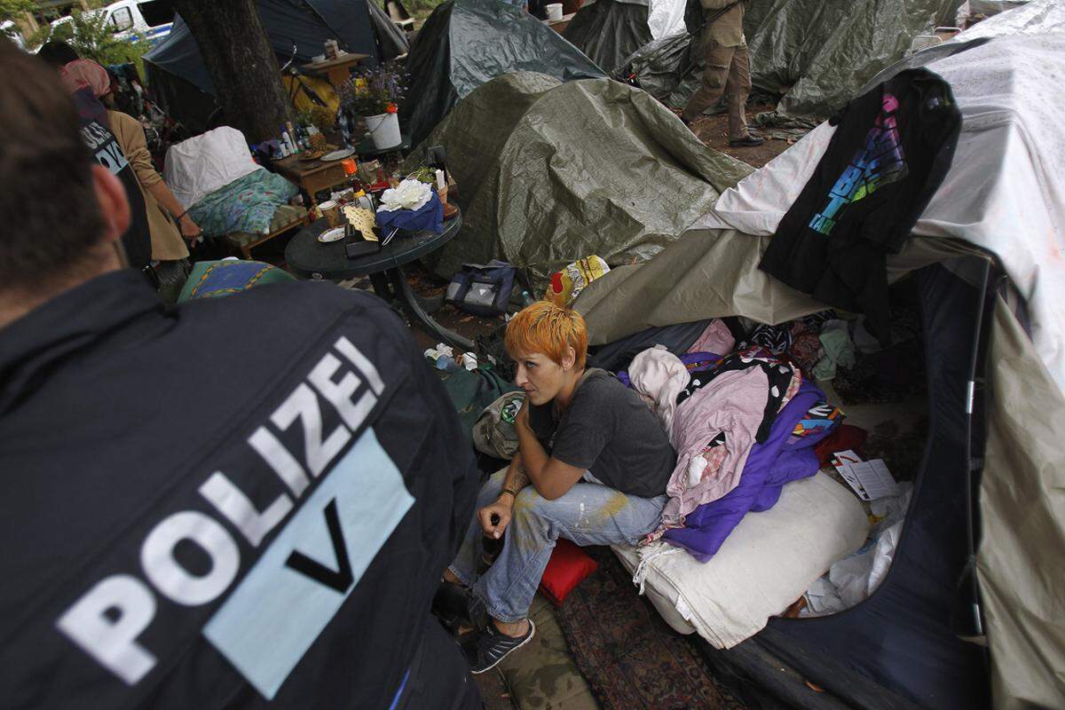 Die Auflösung des kapitalismuskritischen Protestlagers verlief laut einem Polizeisprecher "friedlich". Nachdem das Verwaltungsgericht grünes Licht für die von der Stadt Frankfurt angestrebte Räumung gegeben hatte, wurden die Bewohner aufgefordert, das Camp zu verlassen.