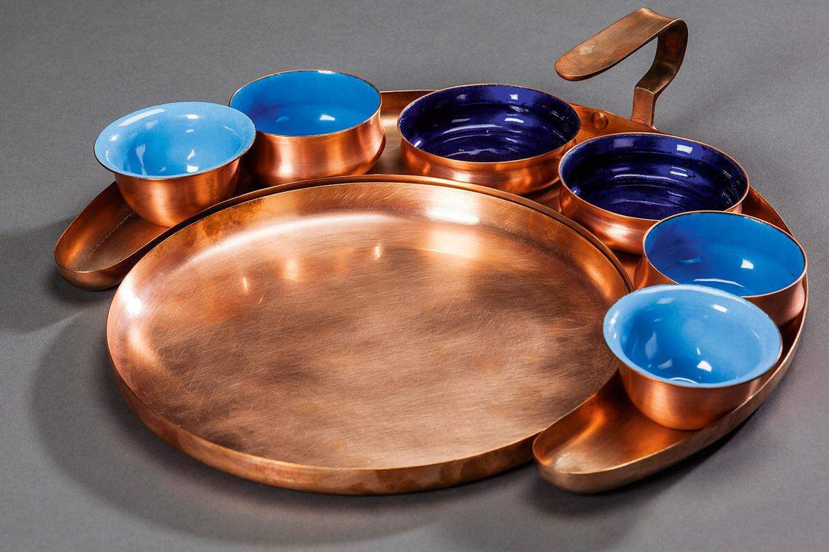 Der Designer Ayush Kasliwal interpretierte das traditionelle indische Thali-Set, metallene Teller und Schüsseln, neu.