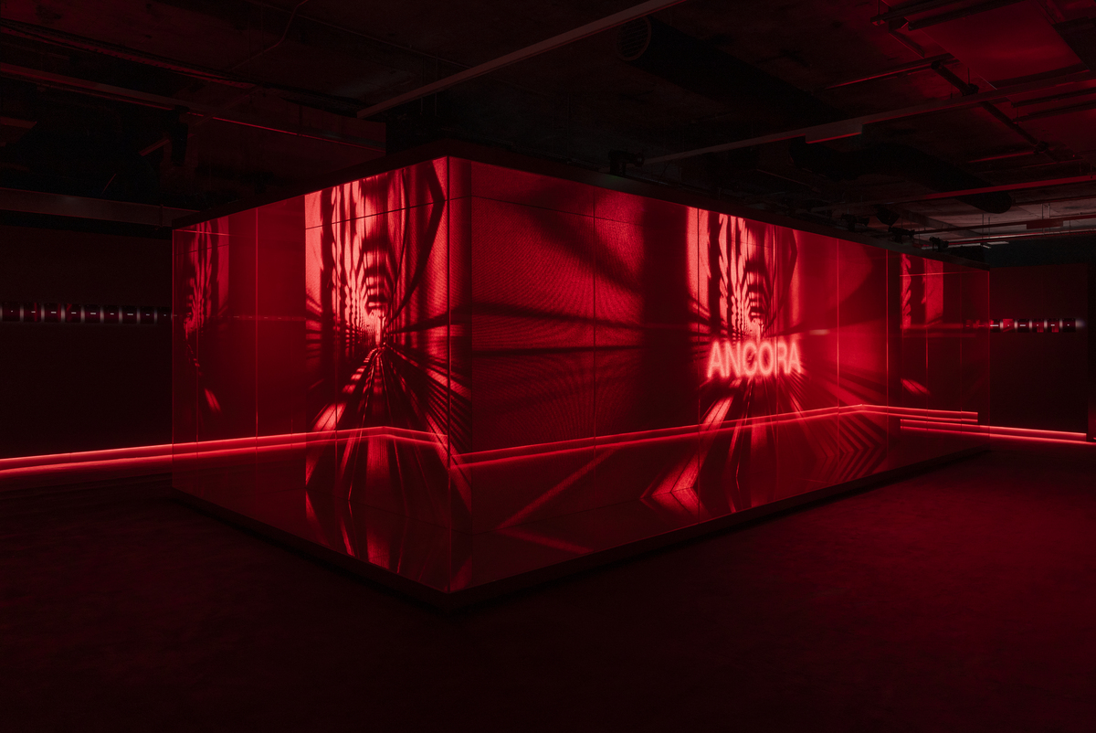 Einblick. Der letzte Raum gab – ganz ohne Kleidung – Einblick in die rote „Ancora“-Welt von Sabato De Sarno. 