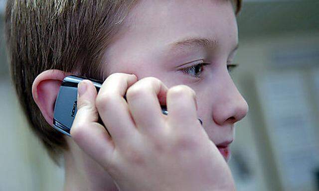 Kind mit Handy, Mobiltelefon, Strahlung, Krankheit, Gesundheit, Kommunikation, Telefon Foto: Clemens