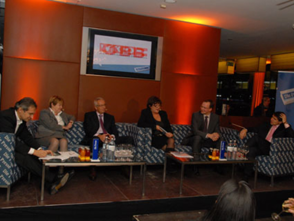 Die Bedeutung von Unternehmenszentralen für den Standort Österreich betonte das hochkarätige Panel (v.l.n.r.): Magna-Manager und Management-Club-Präsident Herbert Paierl, Siemens-Österreich-Chefin Brigitte Ederer, Jenewein-Frontmann Günther Tengel, Moderatorin und Karrieren-Ressortleiterin Johanna Zugmann, Austrian-Vorstand Andreas Bierwirth und Markus Beyrer, der Generalsekretär der Industriellenvereinigung.