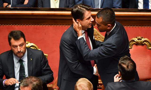 Ein Bild von vor einer Woche, als die alte Regierung endgültig zerbrach: Giuseppe Conte (Mitte) bleibt wohl Ministerpräsident, Luigi di Maio (re.) bleibt in der Regierung. Matteo Salvini (li.) muss auf Neuwahlen warten.