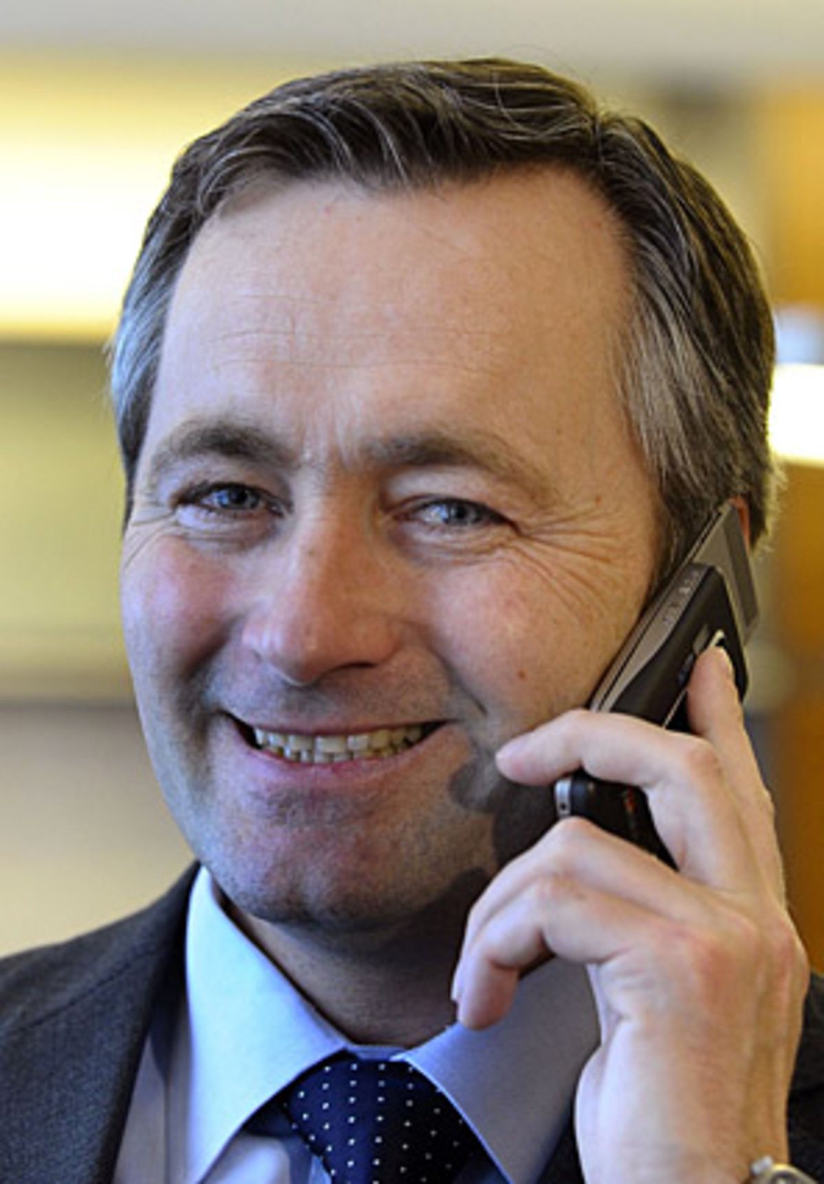 Hannes Ametsreiter: Bis Ende der 90er-Jahre war die Telekom Austria ein deutlich rot eingefärbter Konzern. Mit Heinz Sundt übernahm 2000 ein Bürgerlicher das Kommando. Seither dominiert die Farbe Schwarz, wenngleich Boris Nemsic als unzuordenbar gilt. Ametsreiter gilt als ÖVP-nah.