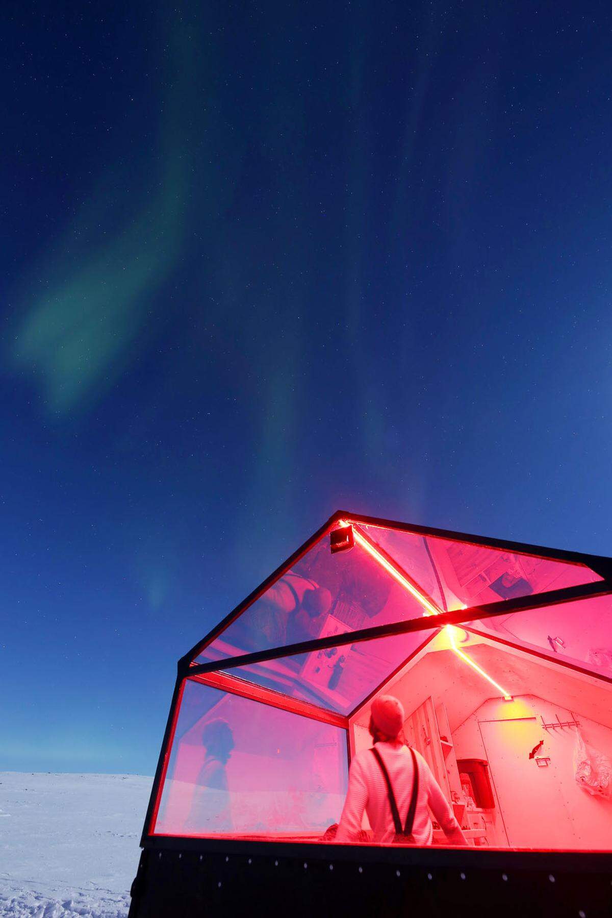 Die Polarlichter in der Abgeschiedenheit eines winzigen mobilen Hotelzimmers beobachten kann man neuerdings in Finnland.