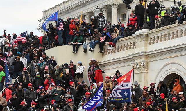 Trump-Unterstützer drängten vor die Stufen des Kongress und einigen gelang sogar das Eindringen in das Parlamentsgebäude in Washington.