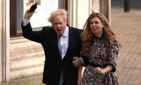  Mr. und Mrs. Johnson – seit Samstag ist der britische Premier, Boris Johnson, mit seiner bisherigen Verlobten, Carrie Symonds, verheiratet. 
