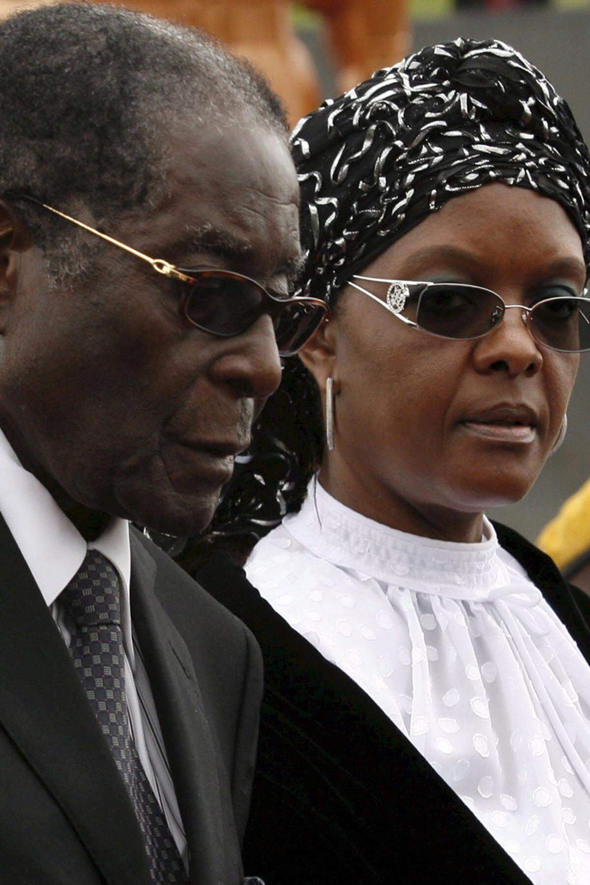 „First Shopper“ wird die Ehefrau von Simbabwes Diktator Robert Mugabe genannt. Während der Großteil der Bevölkerung in äußerster Armut lebt, pflegt Grace Mugabe einen luxuriösen Lebensstil. Angeblich soll sie auch am illegalen Diamantenhandel verdient haben. Aus enteigneten Farmen Weißer lässt sie derzeit „Graceland“ entstehen, wie die „Frankfurter Allgemeine Zeitung“ im Februar berichtete.