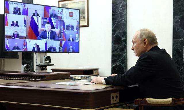 Telekonferenz mit russischen Entscheidungsträgern: Der Auftraggeber des Terrors steht in Wladimir Putins Augen schon fest.