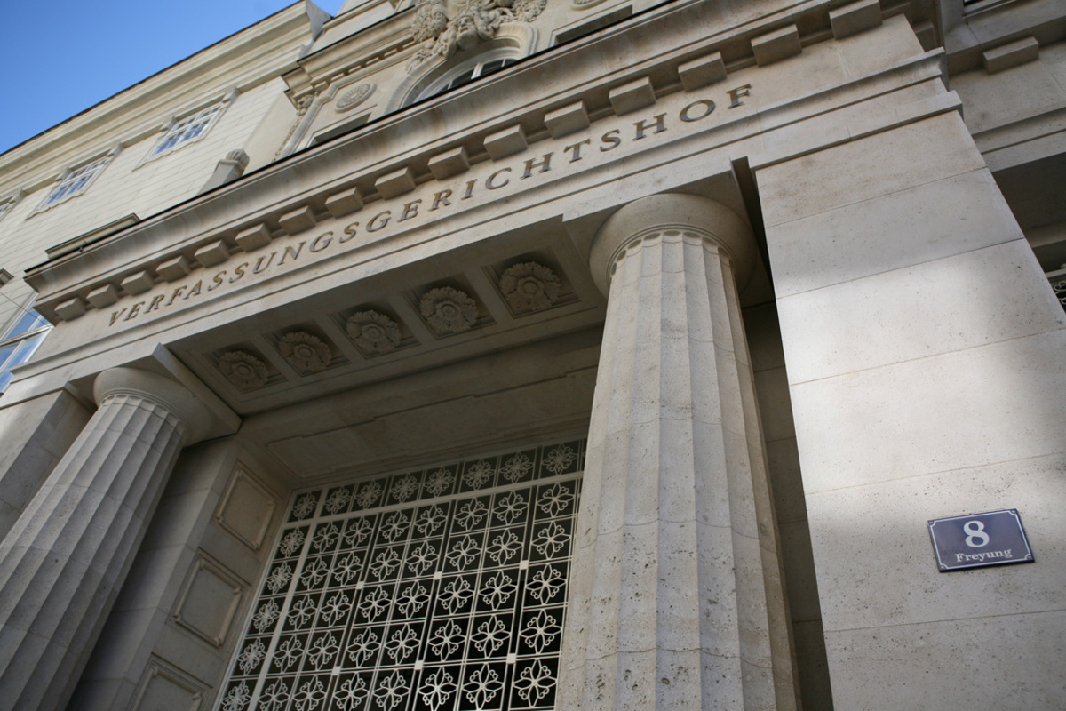 Der Verfassungsgerichtshof erklärt die Studiengebühren-Regelung für verfassungswidrig, weil sie nicht hinreichend klar ist. Er gibt der Regierung bis 29. Februar 2012 Zeit, das Gesetz zu reparieren.