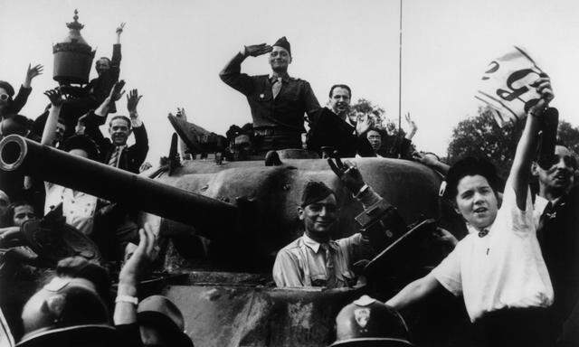 Für die Amerikaner strategisch sinnlos, für de Gaulle symbolisch wichtig: die Befreiung von Paris 1944, aufgenommen von Robert Capa.