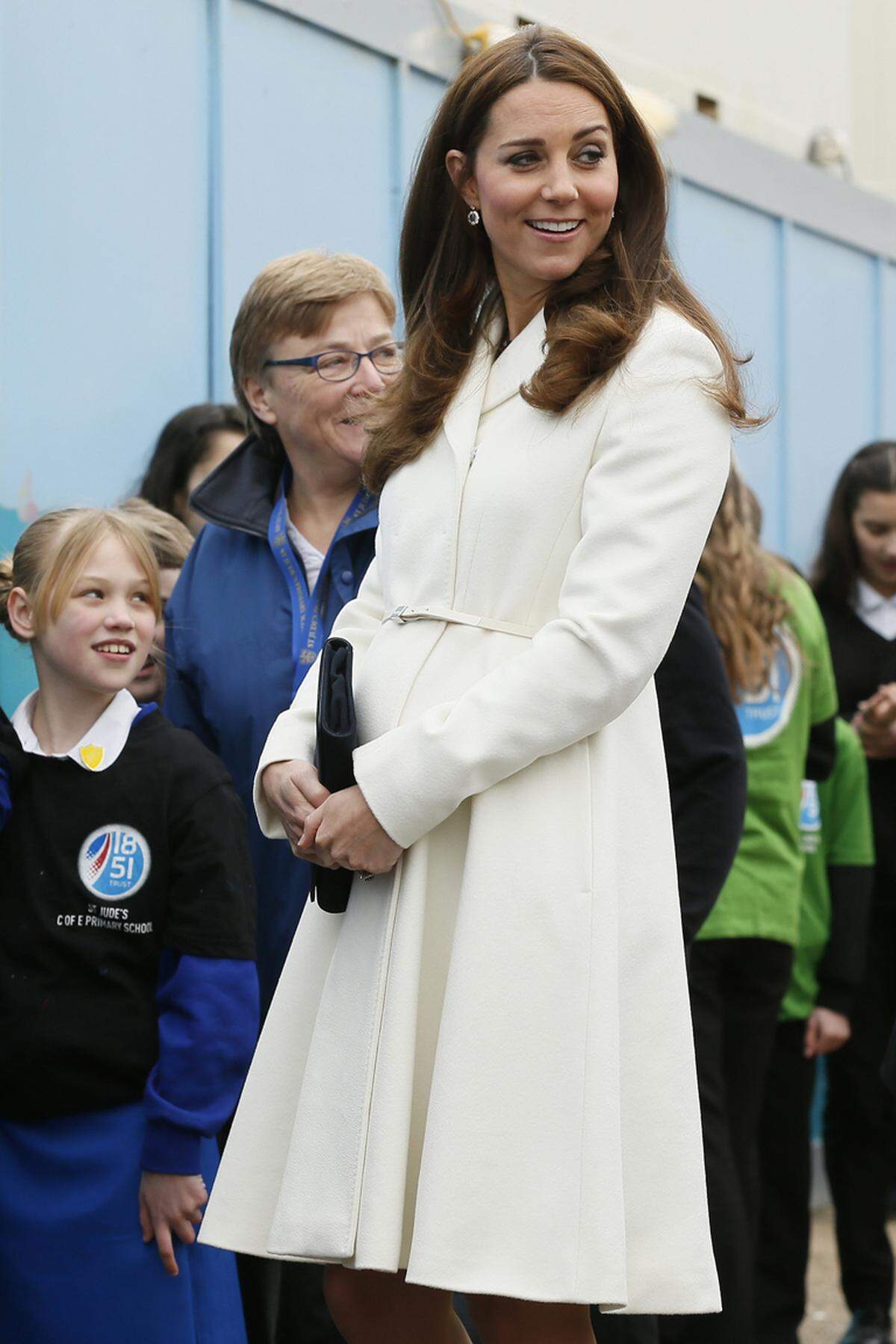 Der weiße Mantel von Max Mara betonte ihren Babybauch in Portsmouth mit einem hohen Gürtel.