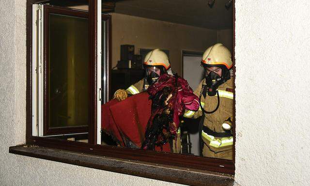 Die Einsatzkräfte drangen mit Atemschutzgeräten in die Wohnung.