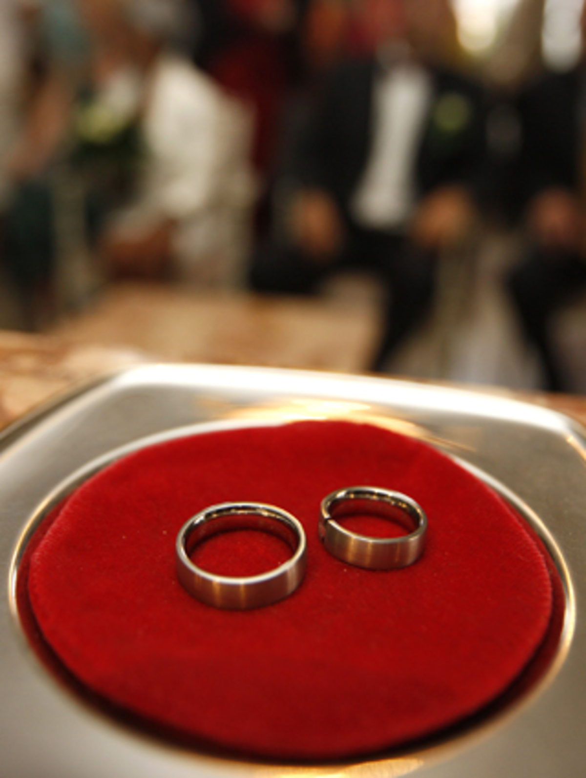 Wer kennt ihn nicht, den fast schon obligatorischen "Hochzeitsmarsch" beim Einschreiten des Brautpaares in die Kirche. Eine kirchliche Trauung muss nicht immer bieder mit 0815-Musik ablaufen. Kitsch, Melancholie, Rührung – das alles zeichnen die folgenden Songs für den Weg zum Altar, den Akt der Vermählung oder das Eheversprechen aus. Wählen Sie selbst ihren Favoriten und bestimmen Sie ihren persönlichen Hochzeits-Soundtrack.