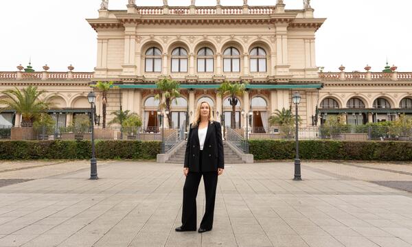 Eigentümerin Astrid Hübner vor dem Kursalon. Ab 2027 soll er ein Café-Restaurant und ein Schokolademuseum beherbergen.