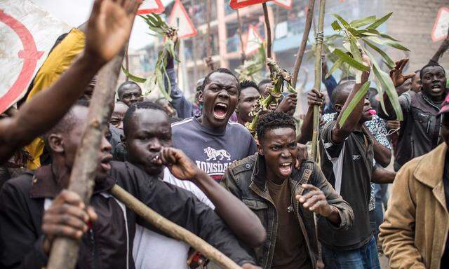 Anhänger des unterlegenen Präsidentschaftskandidaten Raila Odinga protestieren in Mathare, Nairobi, gegen die Niederlage.