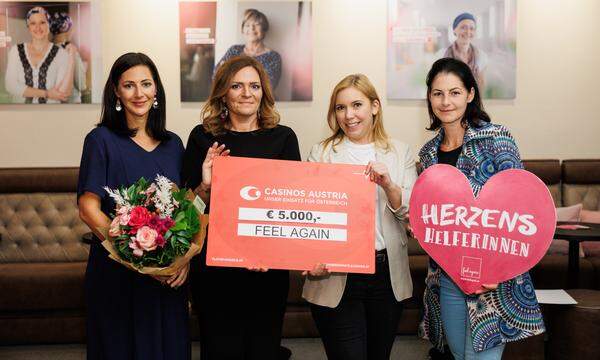 Birgit Machtinger und Catharina Flieger vom Verein „feel again“ freuen sich über die neue Partnerschaft mit dem Casino Wien, und eine Spende, überreicht durch Christina Obrecht und Caterina Eckl.