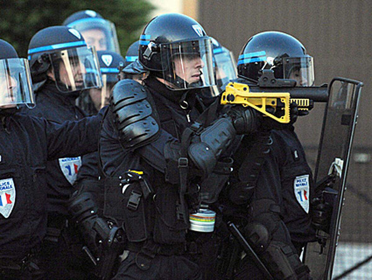 Mehr als 500 Demonstranten versuchten ins Stadtzentrum vorzudringen, stießen dabei aber auf den Widerstand der französischen Polizei.