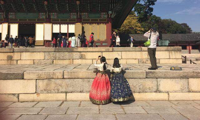 Falsche Prinzessinnen in der Palastanlage Changdeokgung.