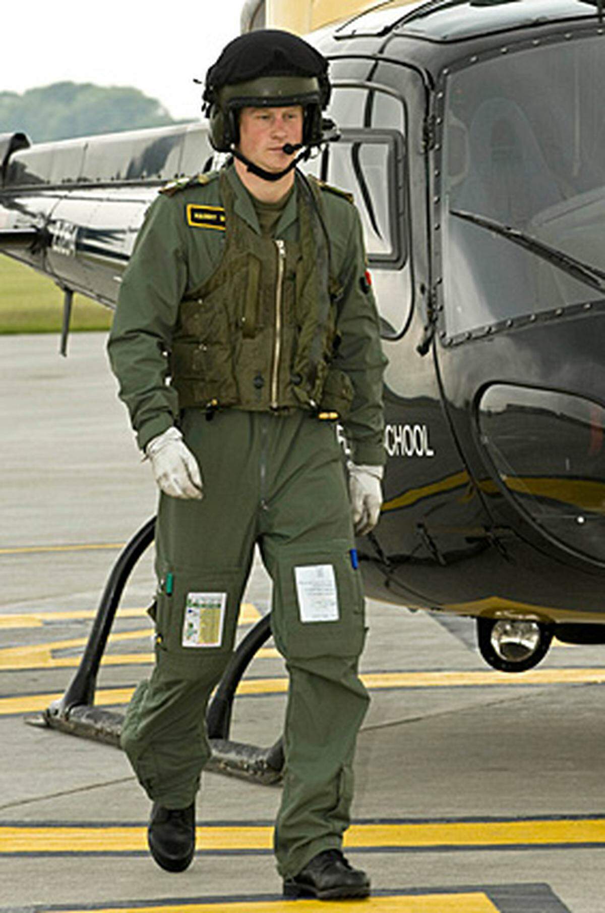 Prinz Harry hat bei seiner Ausbildung zum Hubschrauber-Piloten der britischen Armee eine weitere Hürde genommen. Die Nummer drei der Thronfolge bestand erfolgreich eine erste grundlegende Praxisprüfung. Er meisterte die Anforderungen bei Start, Landung sowie bei verschiedenen simulierten Notfällen und kann nun die weiterführende Praxisausbildung anschließen, berichtete die "Daily Mail". Nach einer letzten Trainingsphase soll Harry die Ausbildung im März abschließen.