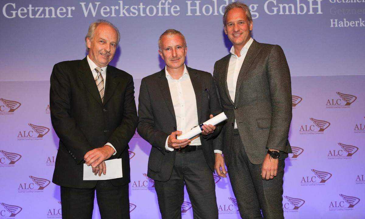 Commerzbank-Direktor Karsten Bergemann (l.) und IV-Vorarlberg-Präsident Martin Ohneberg (r.) zeichnen Getzner Werkstoffe-Geschäftsführer Jürgen Rainalter aus.