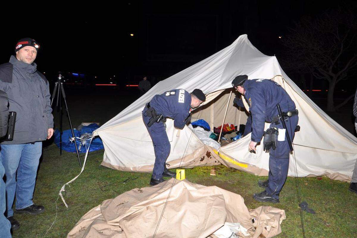 Um vier Uhr in der Früh in der Nacht auf Freitag hat die Polizei begonnen, das Camp im Sigmund-Freud-Park zu räumen. Mit geringer Vorwarnung. Dafür mit der gesamten demonstrativen Macht der Exekutive.