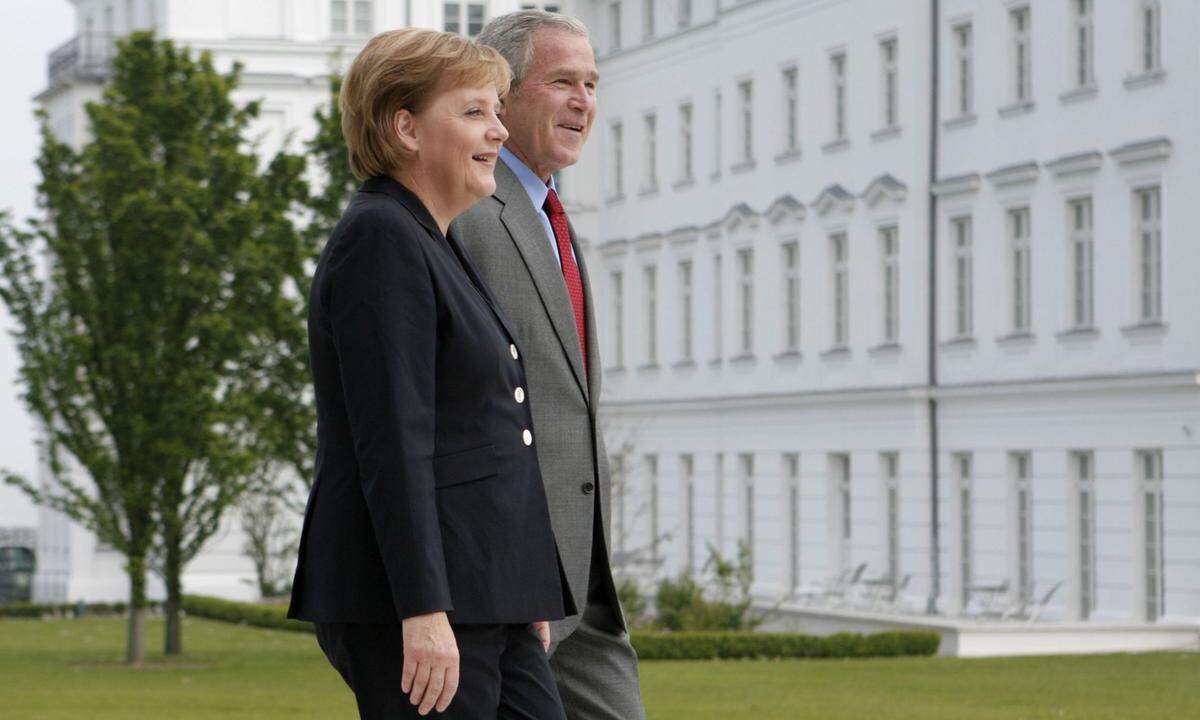 6. bis 8. Juni 2007: Weltpolitik mit Strandkorb-Feeling: Merkel ist Gastgeberin des G8-Gipfels in Heiligendamm (Mecklenburg-Vorpommern, im Bild mit dem damaligen US-Präsidenten George W. Bush). Schwerpunkte der Gespräche sind Afrika und der Klimaschutz. Es wird vereinbart, bis 2050 die Treibhausgase halbieren zu wollen. Auch in Erinnerung bleiben massive Proteste von Globalisierungskritikern.