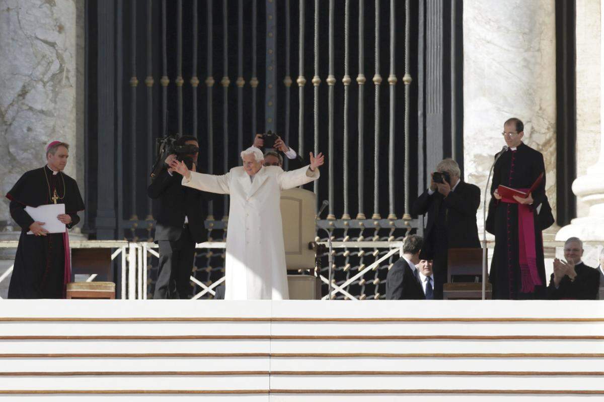 Kurz vor 11 Uhr betrat der Papst die Bühne und richtete seine Ansprache in italienischer Sprache an die Gläubigen.