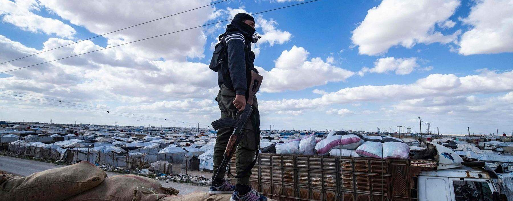 Ein kurdischer Kämpfer steht Wache vor dem al-Hol-Camp. Dort sind viele Tausend Frauen, die beim IS waren, mit ihren Kindern interniert.