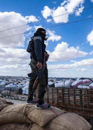 Ein kurdischer Kämpfer steht Wache vor dem al-Hol-Camp. Dort sind viele Tausend Frauen, die beim IS waren, mit ihren Kindern interniert.