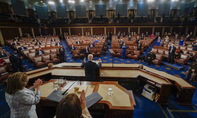 Joe Biden sprach coronabedingt zu einer reduzierten Vollversammlung von Senat und Repräsentantenhaus: Nur 200 Personen waren im Saal erlaubt. 