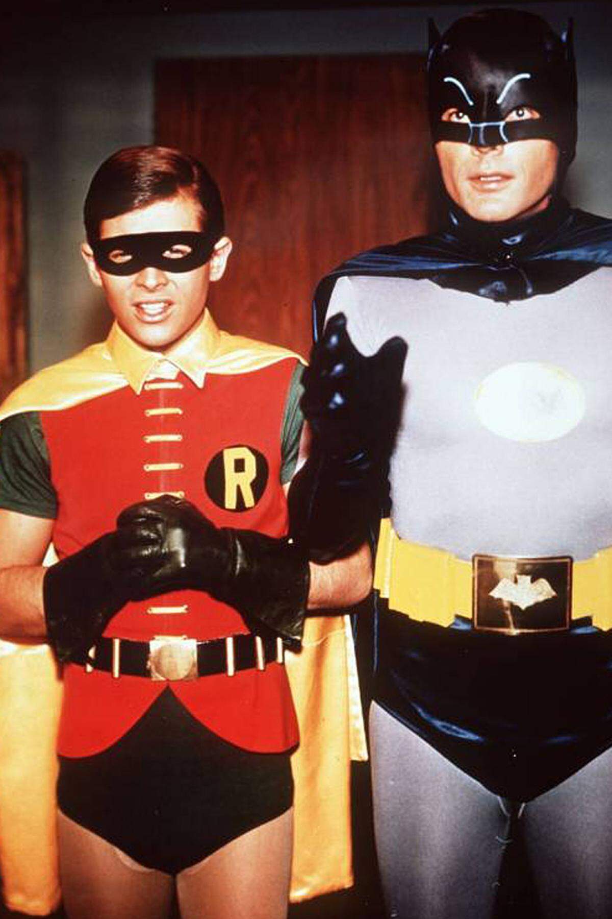 Zurück zum "Camp"-Aspekt der Serie: Die enge Beziehung zwischen Batman und Dick Grayson/Robin kann unterschiedlich interpretiert werden. Ist Bruce nun eine Vaterfigur für Dick (wie im Comic) oder sein "Lebensmensch"? Ist Batman hetero- oder bisexuell? Homosexualität wird höchstens angedeutet, aber nie explizit.