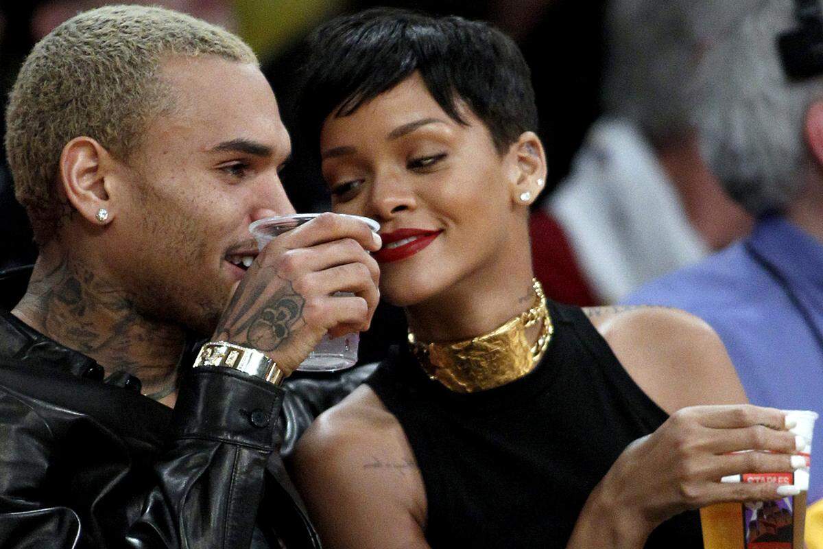 Eine "Neverending Story" ist auch die Liebesgeschichte zwischen Sänger Chris Brown und Rihanna. Am Weihnachtstag sah man die beiden turtelnd bei einem Basketballspiel der Lakers in Los Angeles. Im November sah das Verhältnis der beiden Popstars noch anders aus: