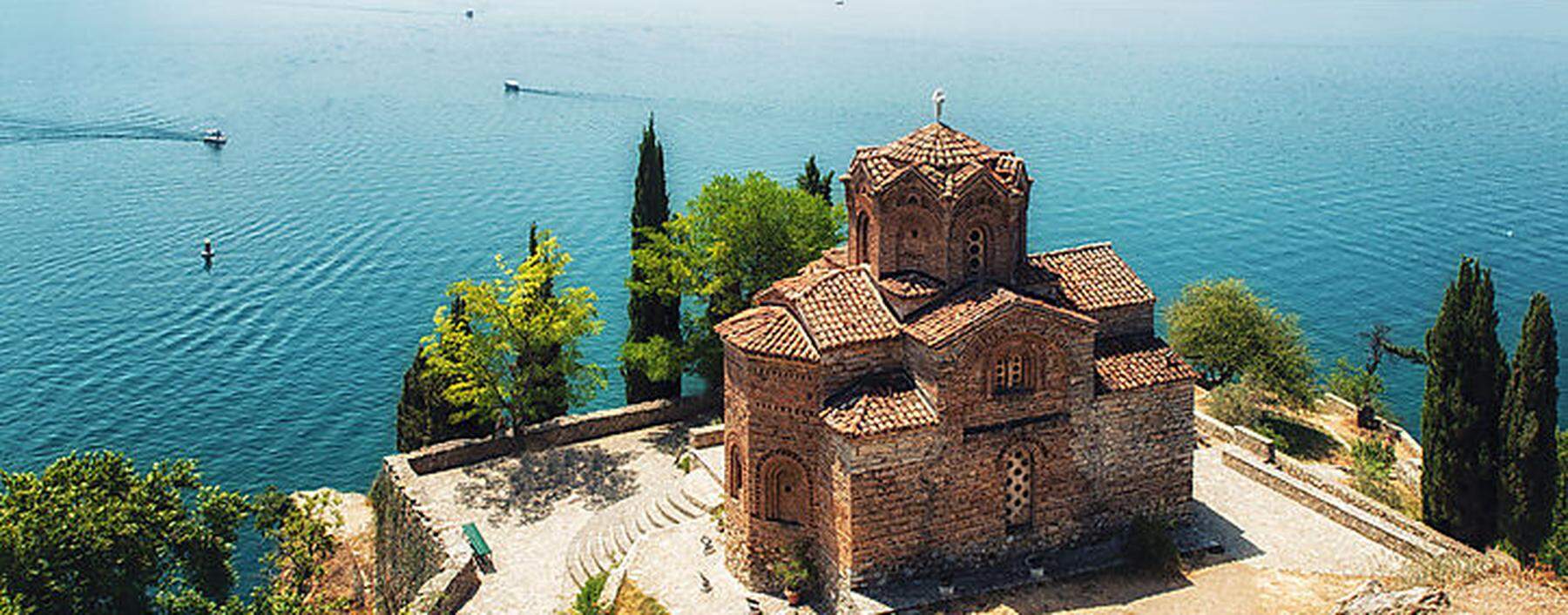 Sveti Javan Kaneo liegt auf einem Felssporn über dem Ohridsee aus nordmazedonischer Seite.