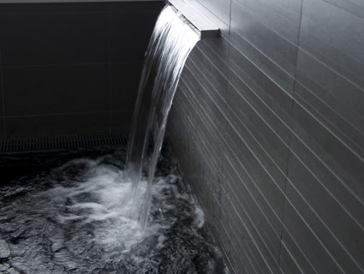 In diesem Herbst und Winter kamen einige architektonisch interessante Neubauten hinzu. Noch nie waren Gesundheitsjünger dem Spa-Gedanken – sanus per aquam: Wasser hält oder macht gesund – so nahe wie jetzt. Denn wie alle vier Elemente braucht auch das Wasser eine Form, in der es sich entfalten, fließen oder ruhen kann. Und je zeitgemäßer und moderner das Gefäß, der Pool, der Wasserfall – desto wellnesser für den ruhebedürftigen und schönheitsverliebten Gast .