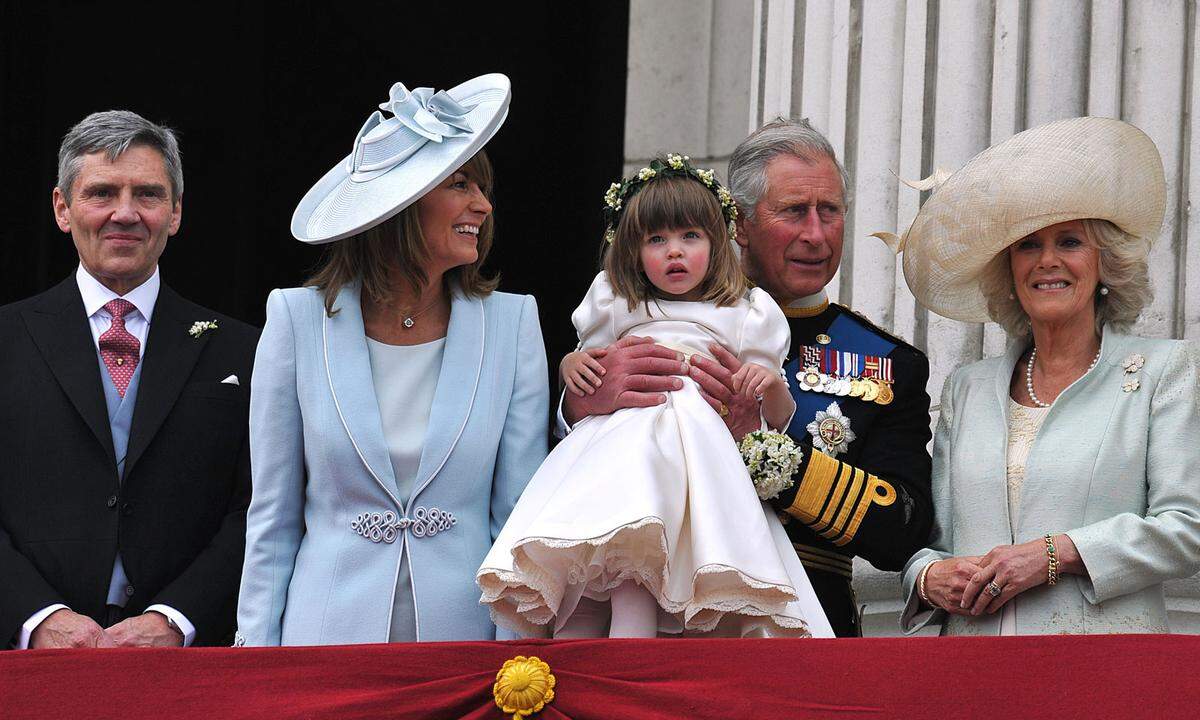 Diese damals dreijährige Dame ist eine Enkelin von Prinz Charles' Ehefrau Camilla. Bis auf den langen Hochzeitsfototermin schlug sie sich wacker.