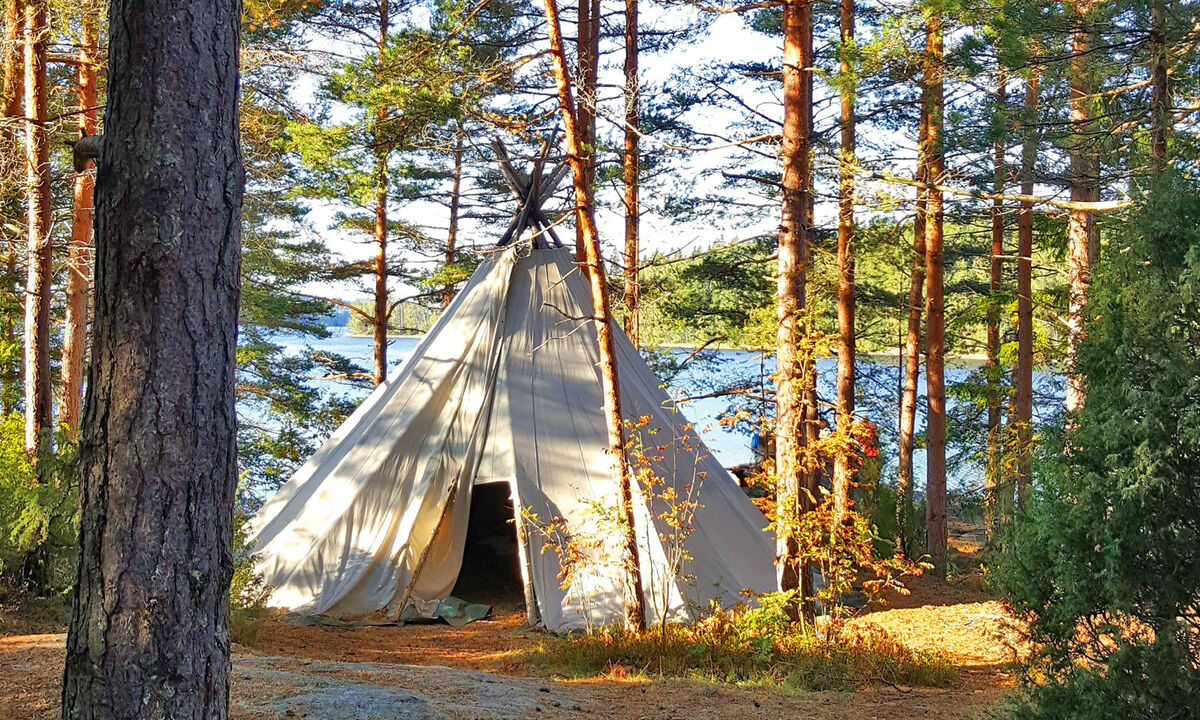 Nachtlager. Fichtenäste, Ren-tierfelle, Schlafsack, fertig ist das Nachtlager. 