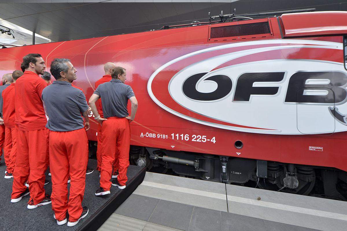 Der 206 Meter lange Premium-Zug fährt ab sofort im ÖFB-Design samt Verbandslogo durchs Land und wurde einer genauen Inspektion unterzogen.