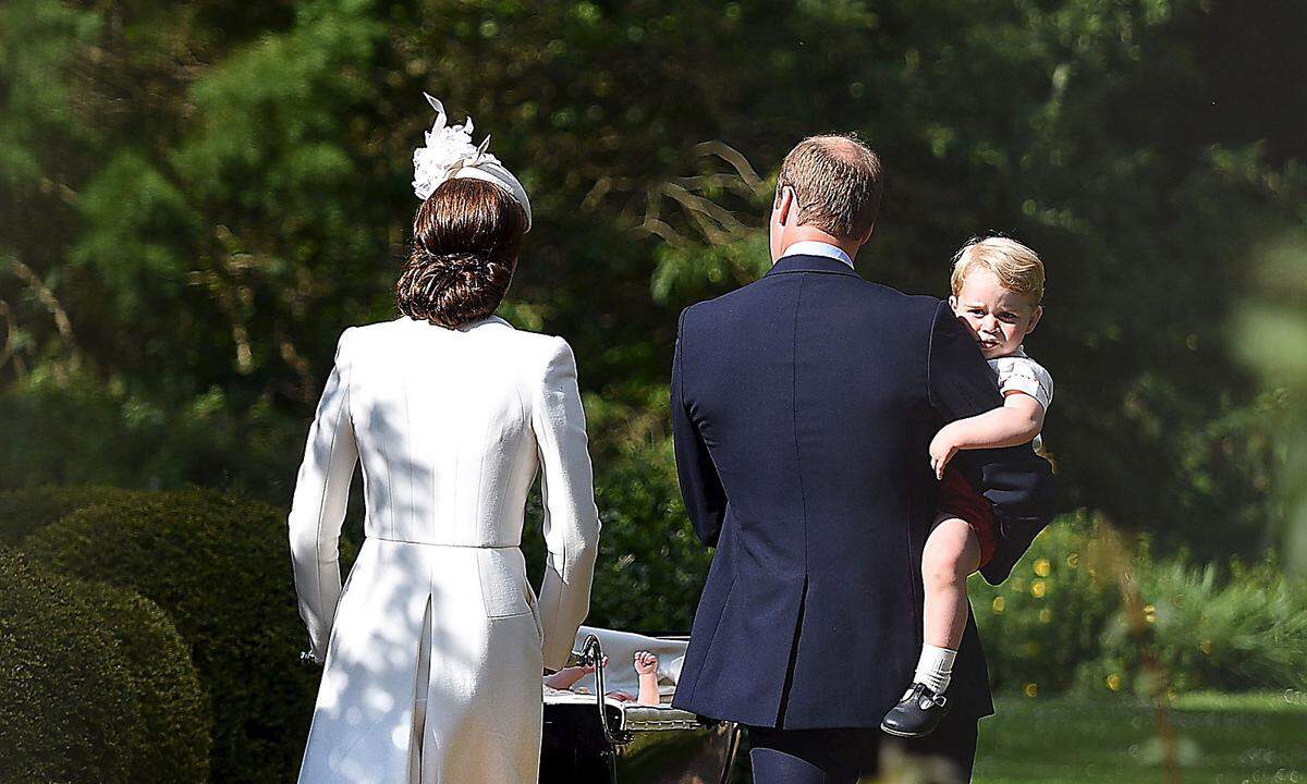 Bei der Taufe von Prinzessin Charlotte im Jahr 2015 gewährte das Herzogspaar Cambridge dann einen raren Einblick in seine private Welt am englischen Countryside: Die Zeremonie fand in der Maria-Magdalena-Kirche am Gut Sandringham statt.