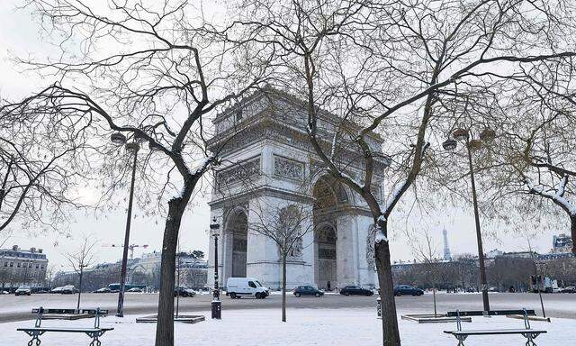 Der winterliche Triumphbogen in Paris.